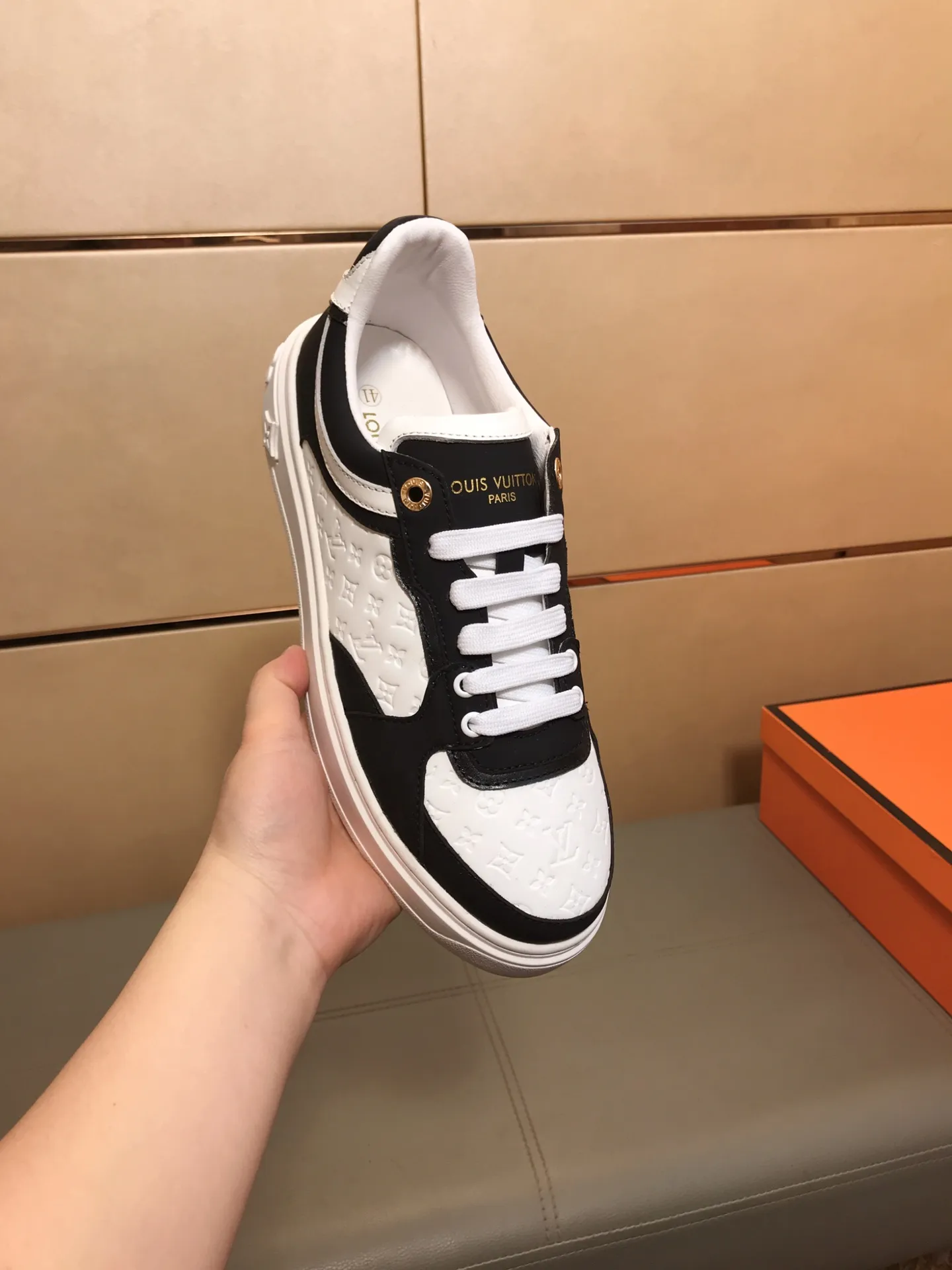 Ex-factory price 400 🔥🔥 New model on the market [LV Louis Vuitton] The latest high-quality men's casual shoes, European and American trends 🔰 Perfectly blend noble quality and fashionable texture 💋💋 The upper is made of imported cowhide + brand embossing, sheepskin lining, the overall fashion personality is set off to set off your uniqueness! Classic style, cool and stylish trendy male image🌹 38-44👣